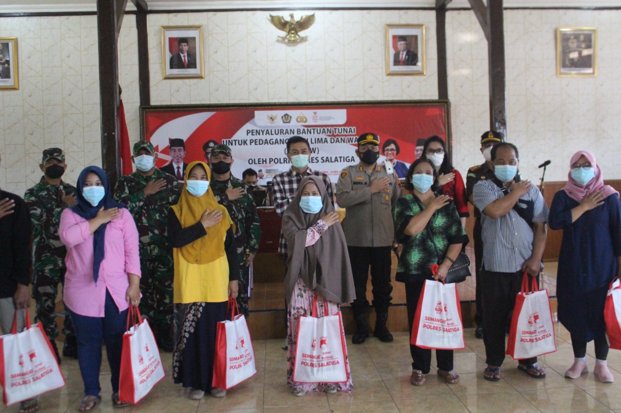 Pemkot Salatiga, TNI dan POLRI Salurkan Bantuan Tunai Pedagang Kaki Lima dan Warung